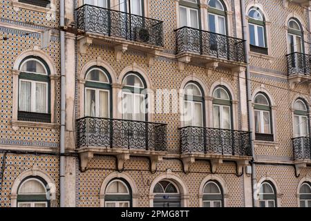 Vecchio edificio di fronte con balconi a Lisbona, Portogallo Foto Stock