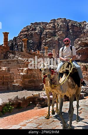 Petra città Nabataean caravan-città facciate di roccia tagliata Giordania pietra arenaria intagliata deserto. Foto Stock