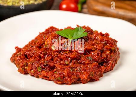 Peperoncino piccante salsa harissa. pasta di peperoncino rosso o jadjika. Primo piano Foto Stock