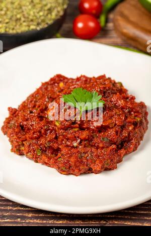 Peperoncino piccante salsa harissa. pasta di peperoncino rosso o jadjika. Primo piano Foto Stock