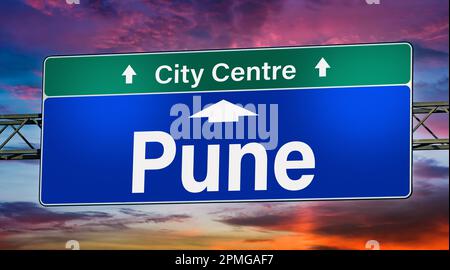 Cartello stradale che indica la direzione per la città di Pune. Foto Stock