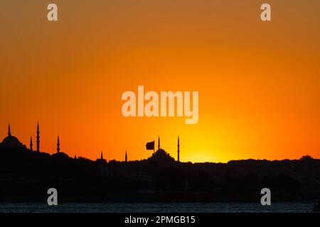 Silhouette di moschee e città al tramonto. Profilo di Istanbul. Foto di sfondo Ramadan o laylat al-qadr o kadir gecesi. Foto Stock