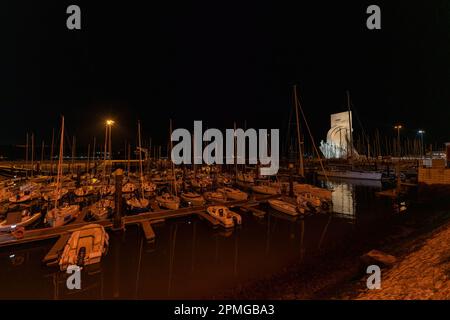 Monumento dei Discoverers a Belen presso il porto di notte, Lisbona Foto Stock