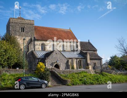 La chiesa parrocchiale di St Andrew's e St Cuthman's, risalente a 1.000 anni fa, si trova a Steyning, West Sussex, Regno Unito. Foto Stock