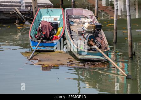 Barche a motore tradizionali a coda lunga ancorate in un canale d'acqua nella periferia di Bangkok, Thailandia Foto Stock