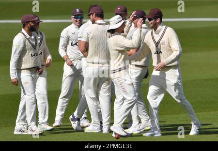 The Kia Oval, Londra, Regno Unito. 13th aprile 2023. Dom Sibley (r) del Surrey festeggia con Rory Burns dopo aver catturato James vince dell'Hampshire per 18 il giorno 1 del LV=Insurance County Championship Division una partita tra Surrey e Hampshire: Credit: Ashley Western/Alamy Live News Foto Stock