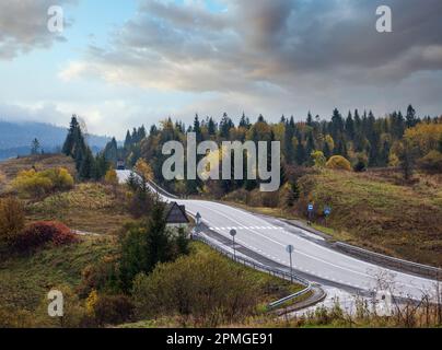 Le montagne Carpazi e l'autostrada sul passo di montagna, Ucraina. Foto Stock
