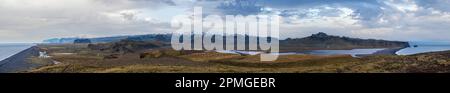 Pittoresca serata autunnale panorama su tutto l'oceano fino alla spiaggia di sabbia vulcanica nera e alla spiaggia di Reynisfjara da Dyrholaey Cape Viewpoint, Vik, Foto Stock