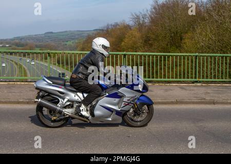 2005 SUZUKI GSX 1300 RS Inline quattro moto blu Supersports 1299cc benzina; attraversando il ponte autostradale M61 a Greater Manchester, Regno Unito Foto Stock