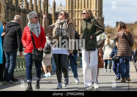 Londra, Regno Unito. 12th Apr, 2023. Turisti sul Westminster Bridge a Londra in una giornata soleggiata ma ventosa. I leader del turismo temono che i turisti francesi e tedeschi, due dei più grandi mercati del turismo britannico, stiano iniziando ad evitare il Regno Unito a causa delle restrizioni post-Brexit sui viaggi con carta di identità. Credit: SOPA Images Limited/Alamy Live News Foto Stock