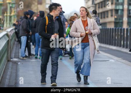 Londra, Regno Unito. 12th Apr, 2023. Turisti sul Westminster Bridge a Londra in una giornata ventosa. I leader del turismo temono che i turisti francesi e tedeschi, due dei più grandi mercati del turismo britannico, stiano iniziando ad evitare il Regno Unito a causa delle restrizioni post-Brexit sui viaggi con carta di identità. (Foto di Steve Taylor/SOPA Images/Sipa USA) Credit: Sipa USA/Alamy Live News Foto Stock