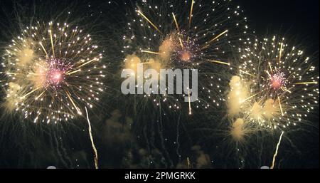 La vigilia di Capodanno mostra fuochi d'artificio ciclo di celebrazione senza cuciture di veri fuochi d'artificio sfondo con astratto multicolore grande spettacolo di fuochi d'artificio incandescente w Foto Stock