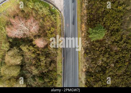 veduta aerea di un ciclista solista in bicicletta su una strada di montagna Foto Stock