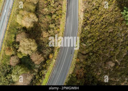 veduta aerea di un ciclista solista in sella ad una strada di montagna Foto Stock