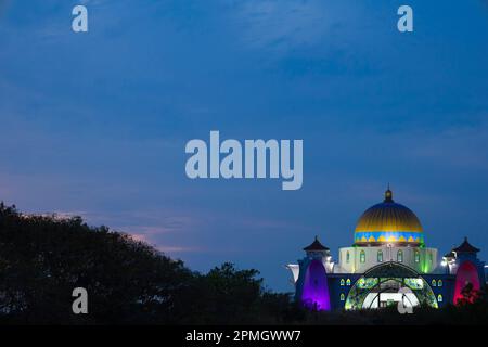 Vista notturna della Moschea dello stretto di Malacca, Melaka, Malesia Foto Stock