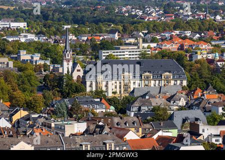 Paesaggio urbano della città termale Bad Nauheim, Assia, Germania, vista sul cattolico Saint Bonifatius chruch e l'ex Grand Hotel Foto Stock