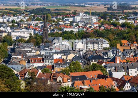 Paesaggio urbano della città termale Bad Nauheim, Assia, Germania, con vista su Dankeskirche, una chiesa neogotica e protestante Foto Stock