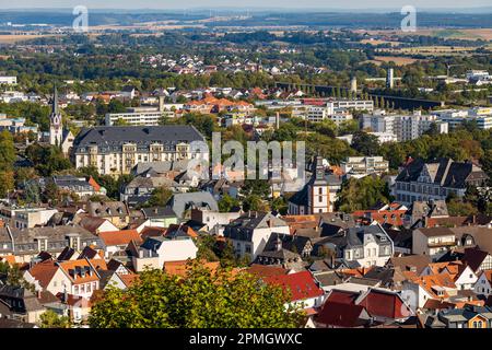 Paesaggio urbano della città termale di Bad Nauheim, Assia, Germania, con la chiesa di San Bonifacio, l'ex Grand Hotel (L), la chiesa di Wilhelm (MID), la torre di laurea (TOP R) Foto Stock