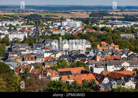 Paesaggio urbano della città termale Bad Nauheim, Assia, Germania, con vista su Dankeskirche, una chiesa neogotica e protestante Foto Stock