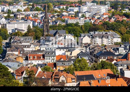 Paesaggio urbano della città termale Bad Nauheim, Assia, Germania, con vista su Dankeskirche, una chiesa neogotica e protestante Foto Stock