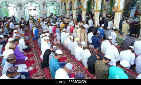 24 marzo 2022, Beawar, Rajasthan, India: I devoti musulmani indiani offrono 'Zuhr' (pomeriggio) namaz il primo venerdì durante il mese santo di Ramadan, alla moschea di Jama a Beawar. Ramadan, conosciuto anche come Ramzan, Ramazan o Ramzaan, è il mese più santo dell'Islam ed il nono mese del calendario islamico che è celebrato dai musulmani con molto pomp e grandeur. Durante questo periodo, i musulmani si astengono dal mangiare, bere, fumare, e pensieri e azioni malvagi dall'alba al tramonto mentre osservano un digiuno tra l'alba e il tramonto e poi lo spezzano con la famiglia e gli amici che si riuniscono e mangiano un m. Foto Stock