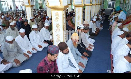 24 marzo 2022, Beawar, Rajasthan, India: I devoti musulmani indiani offrono 'Zuhr' (pomeriggio) namaz il primo venerdì durante il mese santo di Ramadan, alla moschea di Jama a Beawar. Ramadan, conosciuto anche come Ramzan, Ramazan o Ramzaan, è il mese più santo dell'Islam ed il nono mese del calendario islamico che è celebrato dai musulmani con molto pomp e grandeur. Durante questo periodo, i musulmani si astengono dal mangiare, bere, fumare, e pensieri e azioni malvagi dall'alba al tramonto mentre osservano un digiuno tra l'alba e il tramonto e poi lo spezzano con la famiglia e gli amici che si riuniscono e mangiano un m. Foto Stock