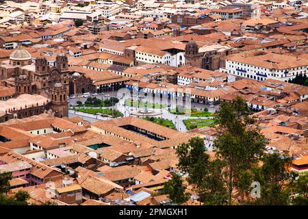 I tetti di tegole rosse di Cusco e piazza centrale Plaza de Armas nel paese alto del Perù. Foto Stock