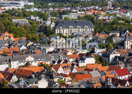 Paesaggio urbano della città termale Bad Nauheim, Assia, Germania, vista sul cattolico Saint Bonifatius chruch e l'ex Grand Hotel Foto Stock