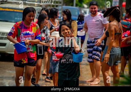 13 2023 aprile - Thung Wua Laen Beach - Chumphon zona: La folla celebra Songkran, Capodanno tailandese, spruzzandosi l'un l'altro con acqua colorata o dipingendo e. Foto Stock