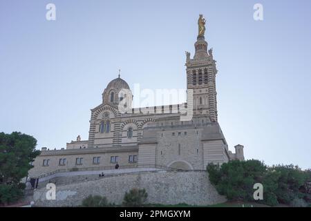 Uno scatto a basso angolo della cattedrale di Notre Dame de lagarde a Marsiglia, Francia contro il cielo blu Foto Stock