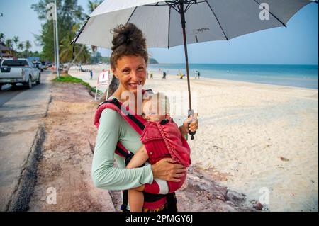 13 2023 aprile - Thung Wua Laen Beach - Chumphon zona: La folla celebra Songkran, Capodanno tailandese, spruzzandosi l'un l'altro con acqua colorata o dipingendo e. Foto Stock