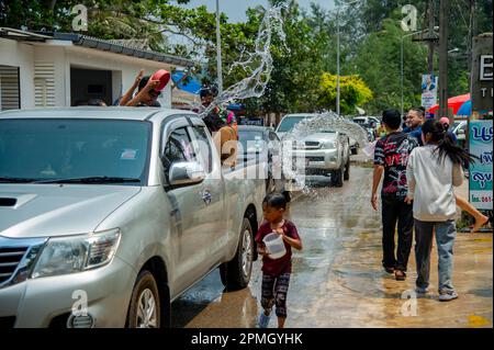 13 2023 aprile - Thung Wua Laen Beach - Chumphon zona: La folla celebra Songkran, Capodanno tailandese, spruzzandosi l'un l'altro con acqua colorata o dipingendo e. Foto Stock