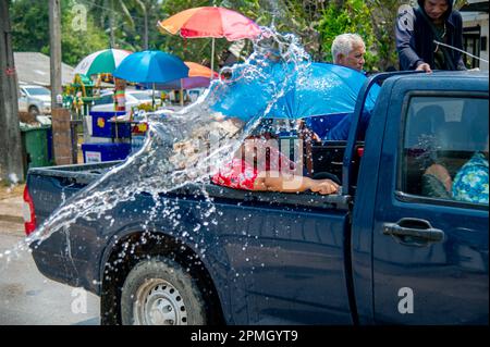 13 2023 aprile - Thung Wua Laen Beach - Chumphon zona: La folla celebra Songkran, Capodanno tailandese, spruzzandosi l'un l'altro con acqua colorata o dipingendo e. Foto Stock