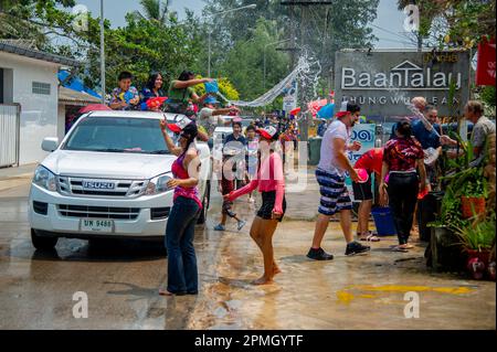 13 2023 aprile - Thung Wua Laen Beach - Chumphon zona: La folla celebra Songkran, Capodanno tailandese, spruzzandosi l'un l'altro con acqua colorata o dipingendo e. Foto Stock