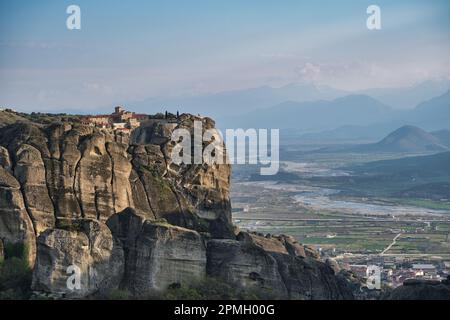 Vista del Monastero Santo di San Stefano, Meteora, tardo pomeriggio in primavera Foto Stock