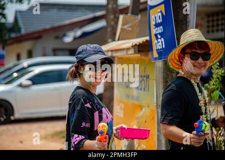 13 2023 aprile - Thung Wua Laen Beach - Chumphon zona: La folla celebra Songkran, Capodanno tailandese, spruzzandosi l'un l'altro con acqua colorata o dipingendo e. Foto Stock