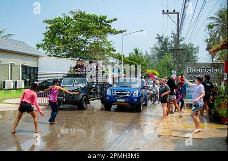 13 2023 aprile - Thung Wua Laen Beach - Chumphon zona: La folla celebra Songkran, Capodanno tailandese, spruzzandosi l'un l'altro con acqua colorata o dipingendo e. Foto Stock