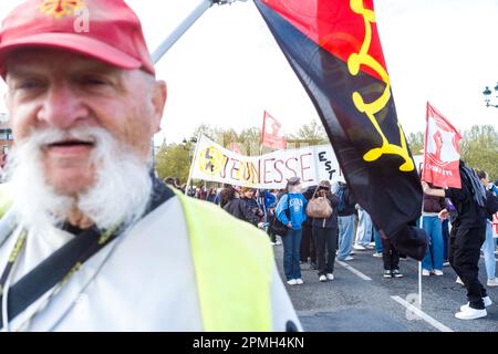 Tolosa, Francia. 13th Apr, 2023. 12th° giorno di mobilitazione contro la riforma delle pensioni e contro l'uso di 49,3 da parte di Elisabeth Borne, primo ministro del governo di Emmanuel Macron. Francia, Tolosa il 13 aprile 2023. Foto di Patricia Huchot-Boissier/ABACAPRESS.COM Credit: Abaca Press/Alamy Live News Foto Stock