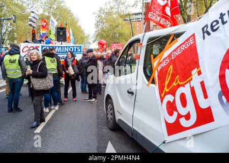Tolosa, Francia. 13th Apr, 2023. 12th° giorno di mobilitazione contro la riforma delle pensioni e contro l'uso di 49,3 da parte di Elisabeth Borne, primo ministro del governo di Emmanuel Macron. Francia, Tolosa il 13 aprile 2023. Foto di Patricia Huchot-Boissier/ABACAPRESS.COM Credit: Abaca Press/Alamy Live News Foto Stock