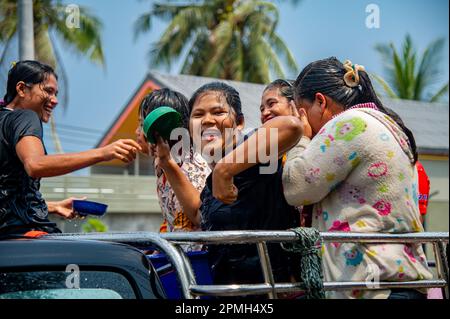 13 2023 aprile - Thung Wua Laen Beach - Chumphon zona: La folla celebra Songkran, Capodanno tailandese, spruzzandosi l'un l'altro con acqua colorata o dipingendo e. Foto Stock