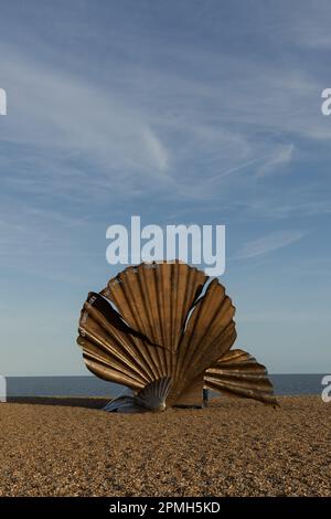 Artista britannico, scultura di Scallop di Maggi Hamblings alla spiaggia di Aldeburgh in Inghilterra. L'opera è un omaggio al compositore Benjamin Britten. Credit: Notizie SMP Foto Stock