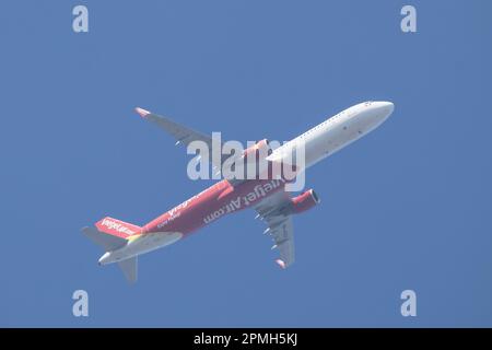 Chiangmai, Thailandia - Gennaio 10 2023: VN-A532 Airbus A321-200 della compagnia aerea Vietjet. Decollo dall'Aeroporto Internazionale di Chiang mai per ho Chi Minh ci Foto Stock