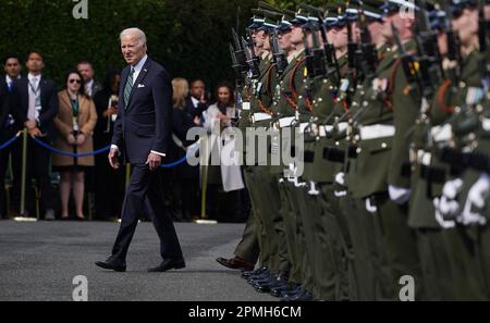 NUOVO INVIO DELLA DATA DI CORREZIONE. LA DIDASCALIA CORRETTA DOVREBBE ESSERE RIPORTATA DI SEGUITO. Il presidente AMERICANO Joe Biden ispeziona la guardia d'onore durante la sua visita ad Aras an Uachtarain, a Phoenix Park, Dublino, il terzo giorno della sua visita all'isola d'Irlanda. Data immagine: Giovedì 13 aprile 2023. Foto Stock