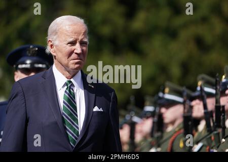 NUOVO INVIO DELLA DATA DI CORREZIONE. LA DIDASCALIA CORRETTA DOVREBBE ESSERE RIPORTATA DI SEGUITO. Il presidente AMERICANO Joe Biden ispeziona la guardia d'onore durante la sua visita ad Aras an Uachtarain, a Phoenix Park, Dublino, il terzo giorno della sua visita all'isola d'Irlanda. Data immagine: Giovedì 13 aprile 2023. Foto Stock