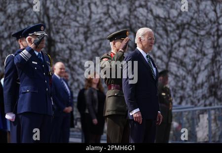 NUOVO INVIO DELLA DATA DI CORREZIONE. LA DIDASCALIA CORRETTA DOVREBBE ESSERE RIPORTATA DI SEGUITO. Il presidente DEGLI STATI UNITI Joe Biden rappresenta gli inni nazionali durante la sua visita ad Aras an Uachtarain, a Phoenix Park, Dublino, il terzo giorno della sua visita all'isola d'Irlanda. Data immagine: Giovedì 13 aprile 2023. Foto Stock