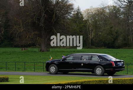 NUOVO INVIO DELLA DATA DI CORREZIONE. LA DIDASCALIA CORRETTA DOVREBBE ESSERE RIPORTATA DI SEGUITO. L'auto del presidente AMERICANO Joe Biden parte da Aras An Uachtarain, a Phoenix Park, Dublino, il terzo giorno della sua visita all'isola d'Irlanda. Data immagine: Giovedì 13 aprile 2023. Foto Stock