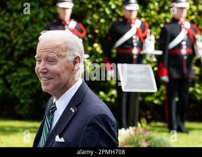 NUOVO INVIO DELLA DATA DI CORREZIONE. LA DIDASCALIA CORRETTA DOVREBBE ESSERE RIPORTATA DI SEGUITO. Il presidente DEGLI STATI UNITI Joe Biden ad Aras an Uachtarain, a Phoenix Park, Dublino, il terzo giorno della sua visita all'isola d'Irlanda. Data immagine: Giovedì 13 aprile 2023. Foto Stock