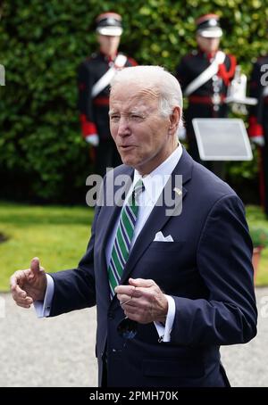 NUOVO INVIO DELLA DATA DI CORREZIONE. LA DIDASCALIA CORRETTA DOVREBBE ESSERE RIPORTATA DI SEGUITO. Il presidente DEGLI STATI UNITI Joe Biden ad Aras an Uachtarain, a Phoenix Park, Dublino, il terzo giorno della sua visita all'isola d'Irlanda. Data immagine: Giovedì 13 aprile 2023. Foto Stock