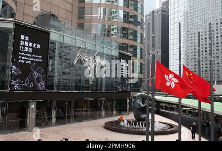 HKEX non visualizza i dati sui suoi schermi esterni negli uffici di Exchange Square durante tre minuti di silenzio per il defunto ex presidente Jiang Zemin.06DEC22 SCMP/ Edmond so Foto Stock