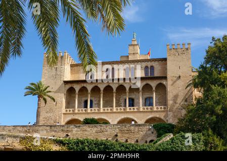 Palma di Maiorca, Spagna -30 marzo 2023. Vista sulla famosa attrazione turistica Palazzo reale Palau de la Almudaina a Palma di Maiorca, Foto Stock